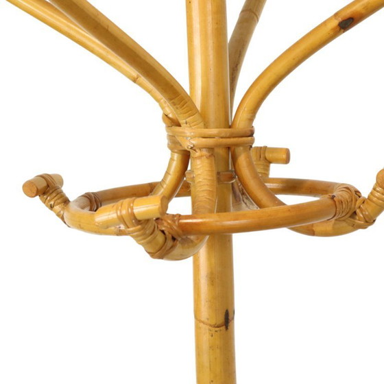 Image 1 of Raro perchero de pie de ratán latón