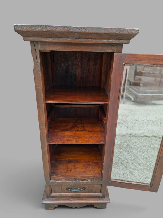 Vetrina antica in teak, credenza, aspetto robusto, dimensioni: 58x48cm e 135cm di altezza. – Vetrine, Glass (photo 5 of 5)