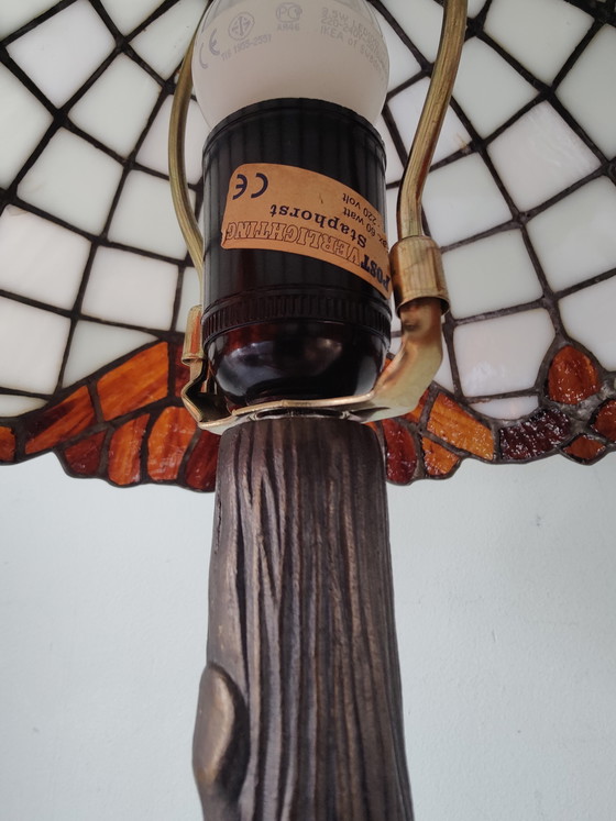 Image 1 of Lámpara de mesa estilo Tiffany con pantalla de vidrieras y base de bronce.