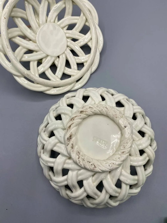 Bonbonnière in ceramica spagnola, corpo traforato intrecciato, bouquet floreale in rilievo, Spagna – Stoviglie (photo 3 of 5)
