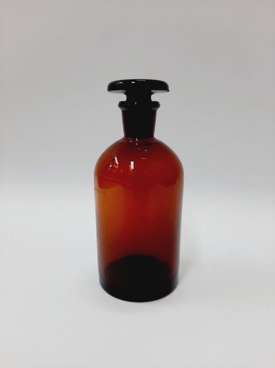 Image 1 of Vintage amberkleurige glazen apothekersfles met grondstop