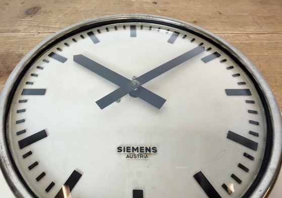 Orologio da parete industriale beige di fabbrica Siemens Austria, anni '60 – Vetro, Ferro (photo 12 of 17)