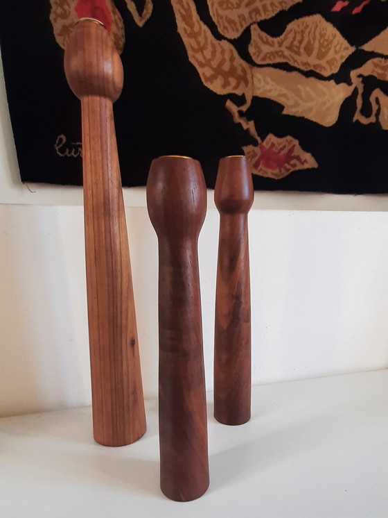 Image 1 of 3 Scandinavische teakhouten kandelaars met messing inzet, Denemarken, jaren 1960