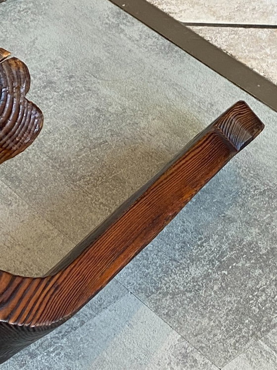 Image 1 of antieke brutalistische driepootstoel n2 gesneden massief hout