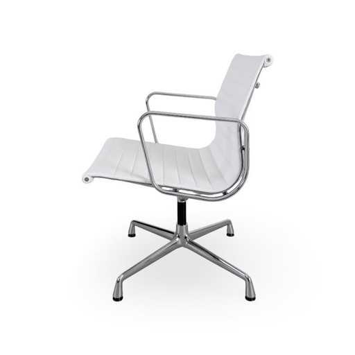 Sedia originale Vitra Charles & Ray Eames EA 108, in pelle, bianco/crema