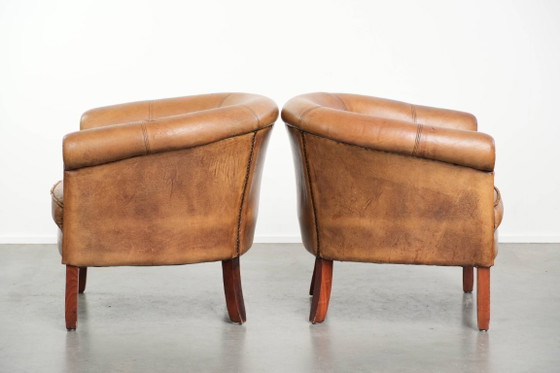 Image 1 of 2 x Subtiele karaktervolle vintage schapenleren clubfauteuil met een mooie lichte kleur en een mooie patina look