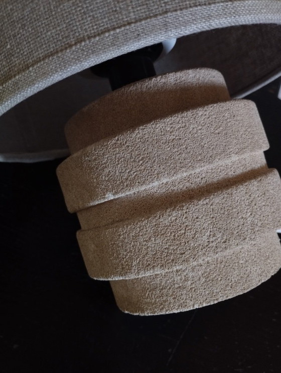 Image 1 of Klein nachtlampje uit de jaren 70 met voet van aardewerk en cilindervormige lampenkap van jute.