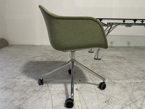Sillón Muuto Fiber verde oliva - base giratoria sobre ruedas – Sillones, Plastic (photo 5 of 6)
