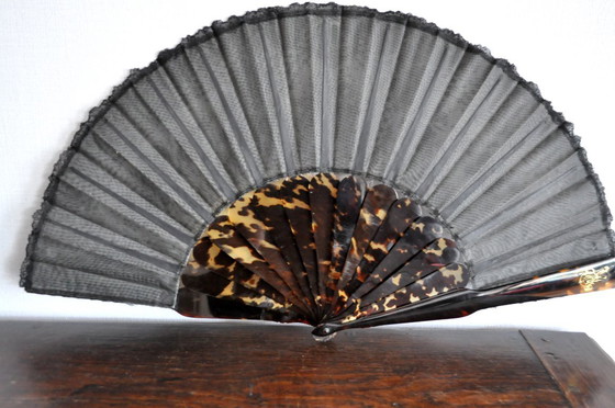 Image 1 of Fächer aus Spitze und Schuppen, monogrammiert, um 1800 (Ref. 3641)