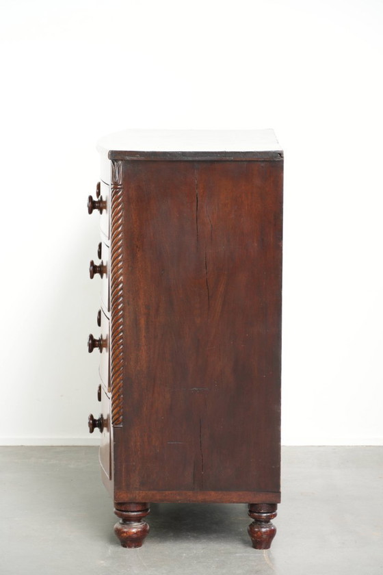 Image 1 of Grote antieke 19e eeuwse Engelse bow front ladekast/ commode met sierlijke details