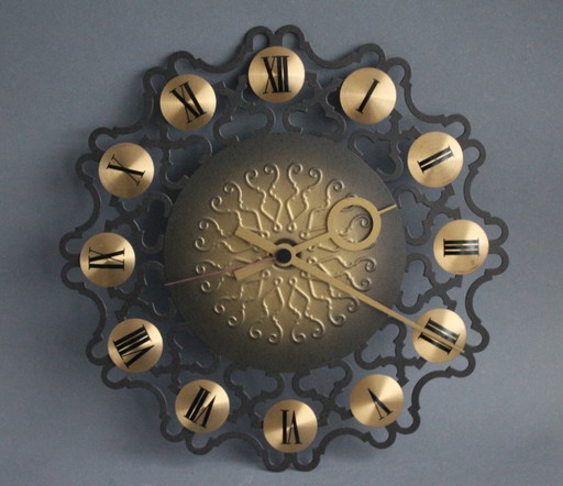 Reloj de pared de metal y latón con números romanos, de Junghans, de la década de 1960.