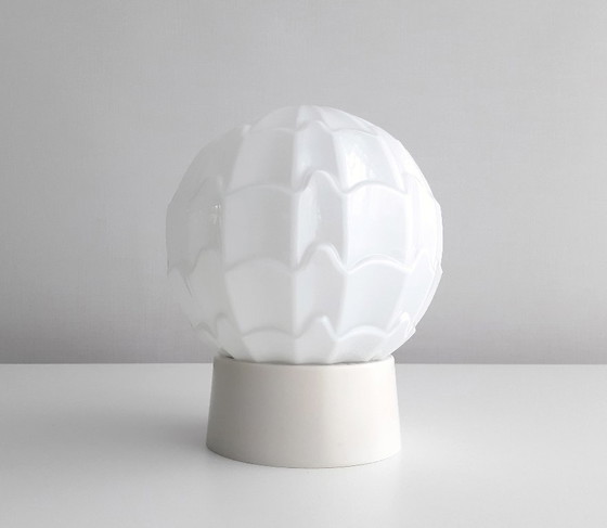 Image 1 of Sfeervolle witte glazen plafondlamp van Thabur in Den Haag, medium variant, art deco lamp glazen bolSfeervolle witte glazen plaf