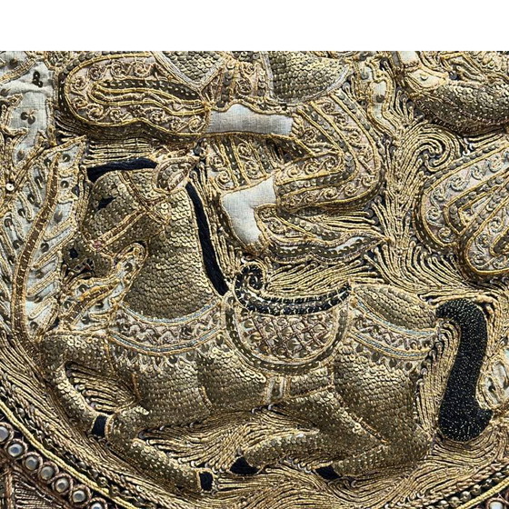 Burmesisches Goldstickerei-Paneel – Kalaga Wandbehang mit Reiter – Wanddekoration, Textile, Aziatisch (photo 6 of 10)