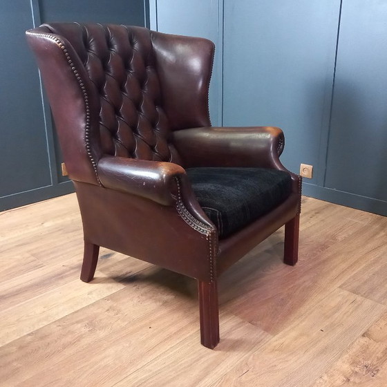 Image 1 of Steigern Sie Ihr Wohngefühl mit diesem beeindruckenden Set Chesterfield-Ohrensesseln aus Kuhfell!