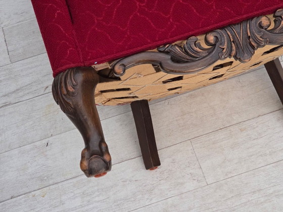 Image 1 of Deense fauteuil uit de jaren 50, bekleed met rode en lichtgrijze meubelwol en gesneden eikenhout.