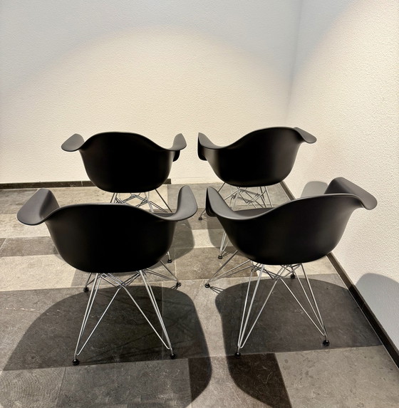 Image 1 of 4 chaises Vitra Eames DAR