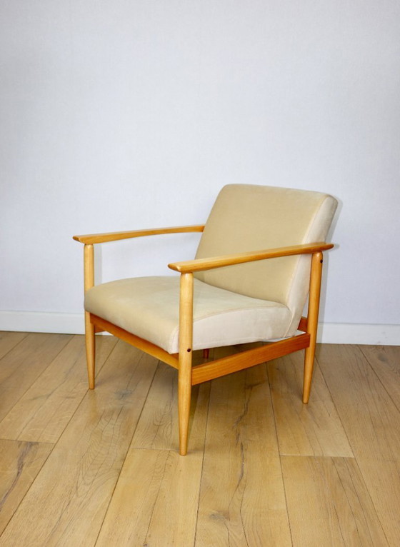 Image 1 of Fauteuil loft vintage années 70, beige clair, tissu velours, bois de hêtre naturel