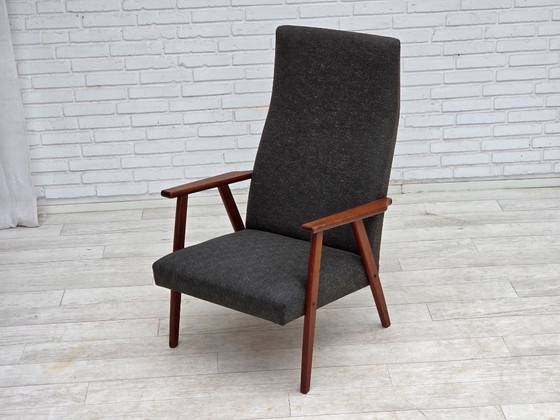 Image 1 of Sillón danés de respaldo alto de la década de 1970, tapizado en tela y madera de teca.