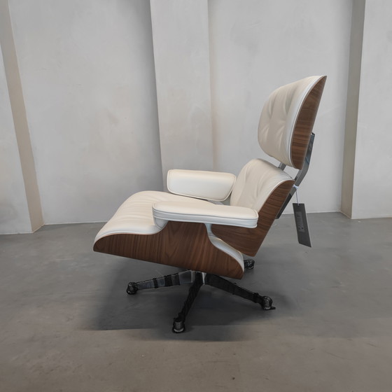 Image 1 of Sillón Vitra Eames con otomana - Nogal blanco - Piel de nieve