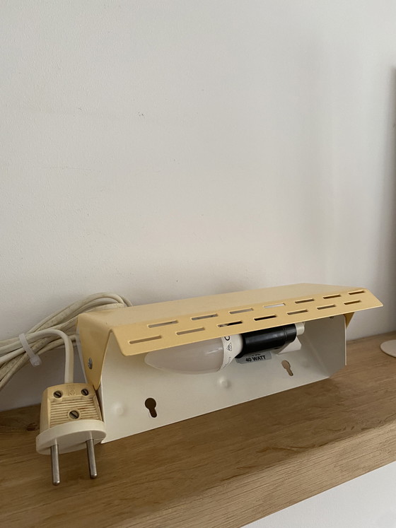 Image 1 of Jaren 70 geel wandlamp / bedlampje