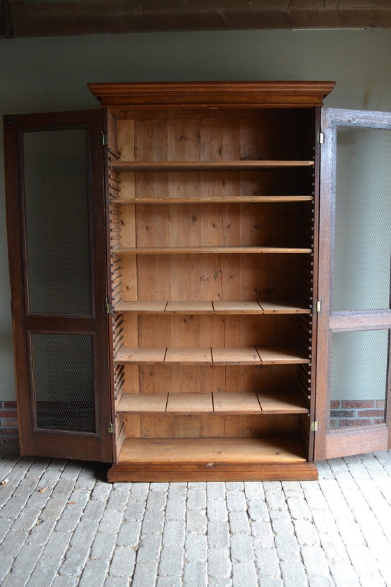 Image 1 of Bibliothèque ancienne en chêne avec portes en gaze