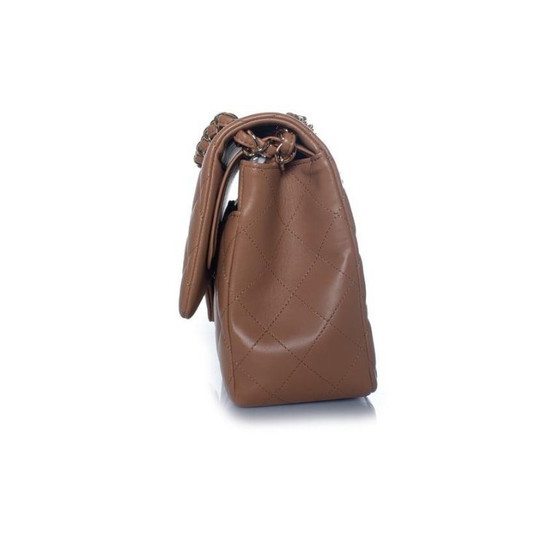 Image 1 of Bolso Chanel Jumbo de piel acolchada en color caramelo.