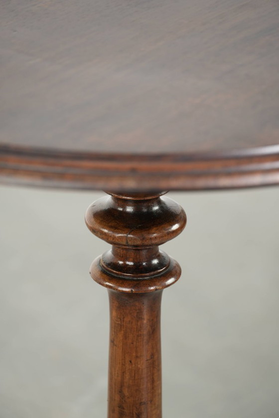 Image 1 of Runder antiker, eleganter und charmanter Beistelltisch/Weintisch mit wunderschönen Farben und aufwendigen Schnitzereien