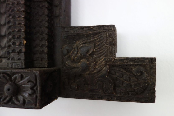 Image 1 of Antiek Newari-raam van gesneden hout, in Nepalese stijl.