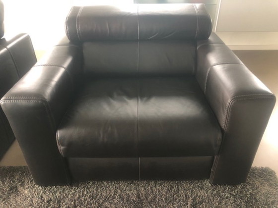 Image 1 of Deux fauteuils en cuir noir avec dossiers réglables