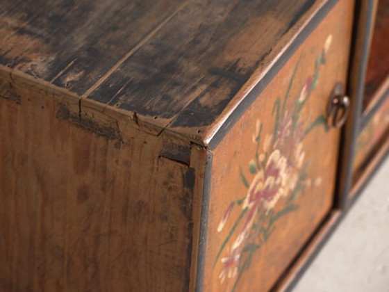 Antiker niedriger Schrank mit bemalten Blumen aus Kiefernholz – China, ca. 1900 – Buffetschränke, Iron (photo 21 of 40)