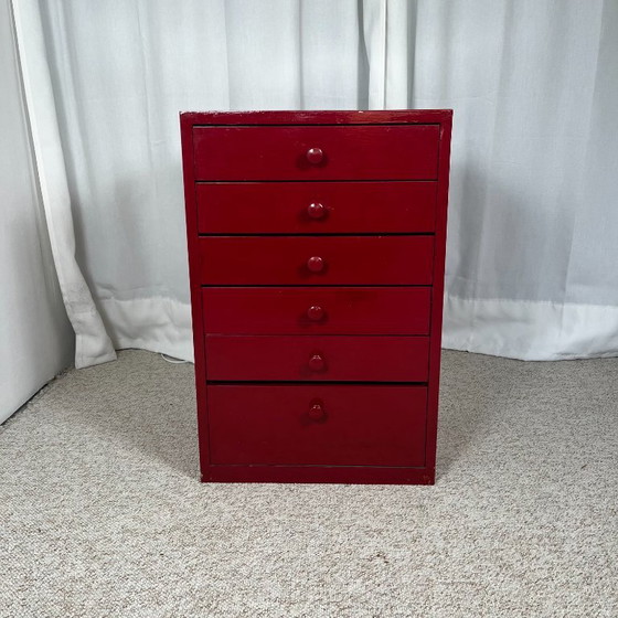 Piccolo mobile da officina in pino laccato rosso, 1980 – Cassettiere, Legno (photo 2 of 15)