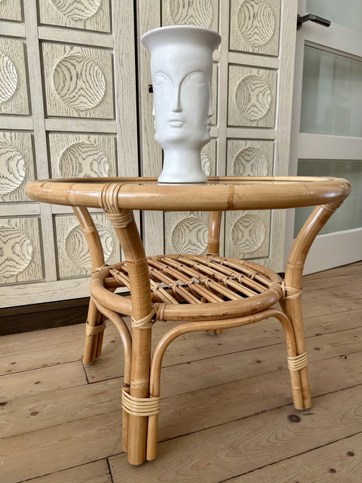 Twee rotan ‘Belse’ tafeltjes met glasplaat