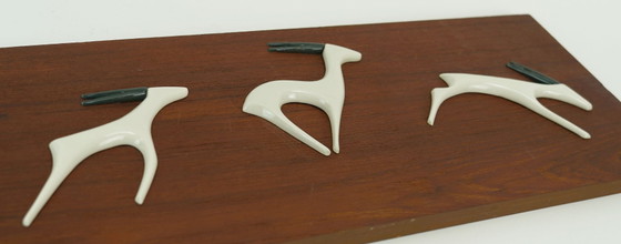 Teak-Wandpaneel im Mid-Century-Modern-Stil mit Porzellan-Antilopen von Sgrafo, modernes Design der 1960er (photo 3 of 9)