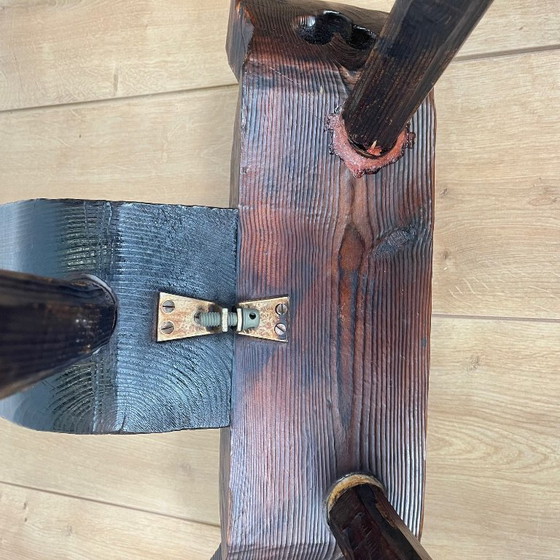 Image 1 of Coppia di sedie basse brutaliste a treppiede in legno massello, metà del XX secolo.