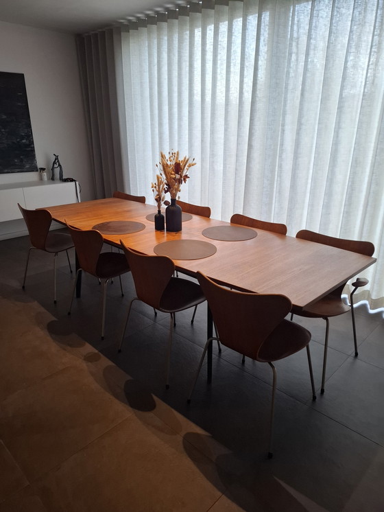 Image 1 of Vintage Scandinavian design table with 8 chairs – Fritz Hansen (1960s)