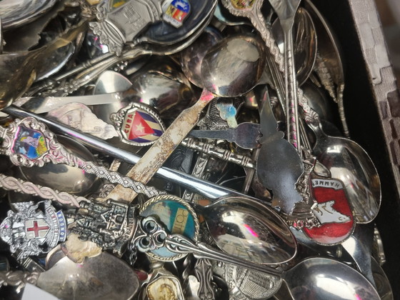 Image 1 of Collezione di oltre 900 cucchiai souvenir antichi con valigia