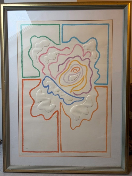Grabado en relieve abstracto en marco dorado