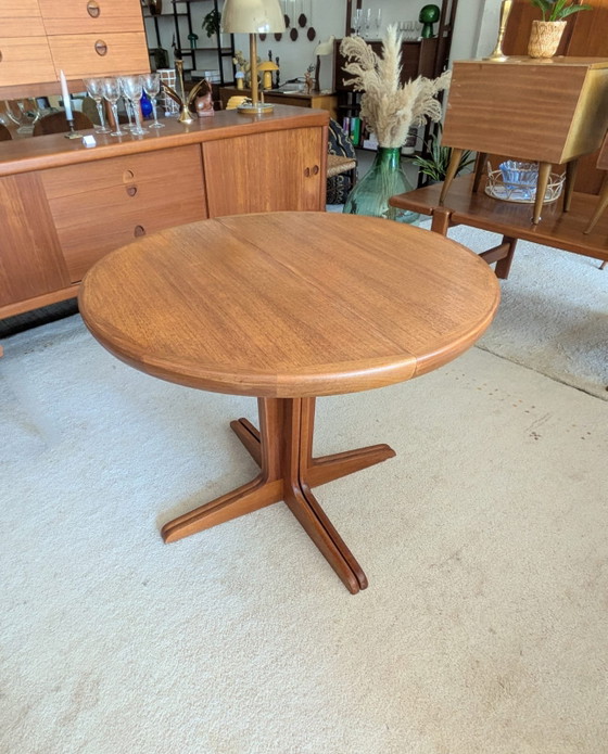 Image 1 of Vintage teakhouten Deense uitschuifbare ronde eettafel 