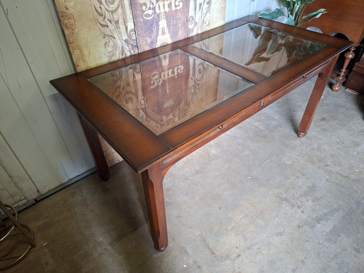 Table d'exposition classique avec 2 tiroirs, dimensions : 150 x 75 cm et 80 cm de hauteur.