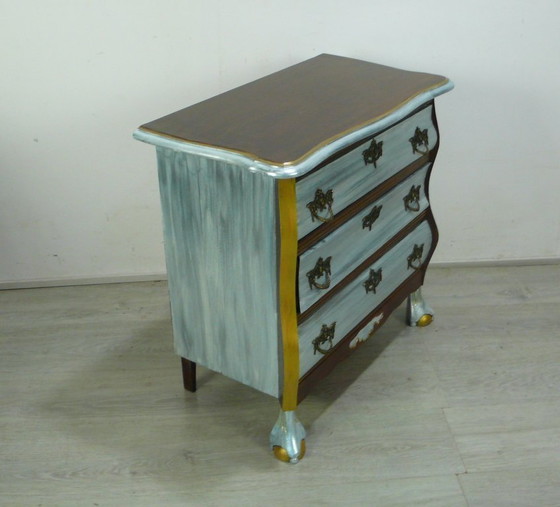 Image 1 of Commode en noyer et bleu glacier métallisé shabby chic, style Chippendale anglais