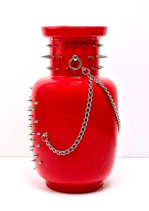 NOT VANILLA – Handmade stoneware vase in red with chains & spikes