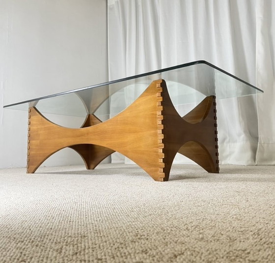Image 1 of Sculpturale salontafel van mahoniehout en glas – Europa, jaren 70
