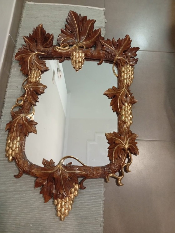 Image 1 of Belangrijke en spectaculair gebeeldhouwde wijnkelderspiegel