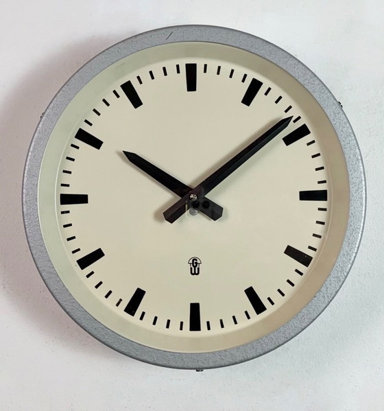 Image 1 of Graue industriell anmutende Wanduhr aus Ostdeutschland von GW, 1960er Jahre