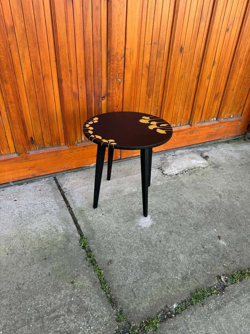 Mesa auxiliar negra pintada a mano, años 60