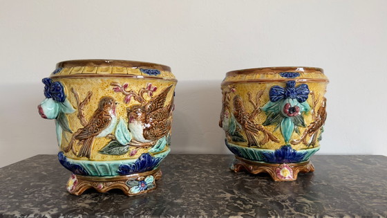 Image 1 of Paar antike französische Majolika-Pflanzgefäße – Barbotine – Vogel- und Blumenrelief