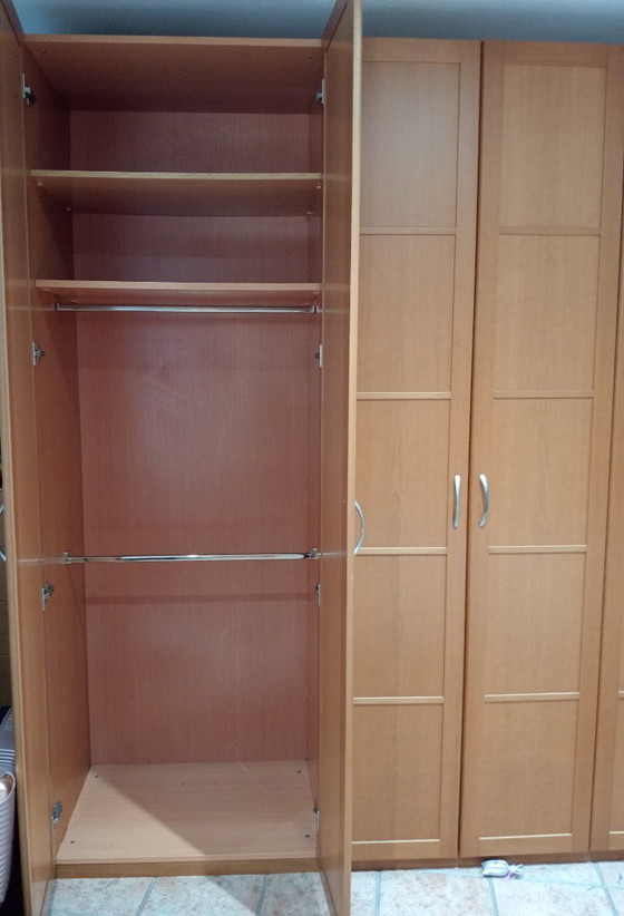 Image 1 of Armoire semi-neuve à 6 portes, 2,50 m de large et 2,40 m de haut