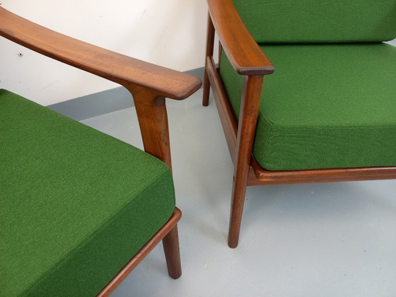 Image 1 of Een paar vintage Scandinavische fauteuils van teakhout met groene stof uit de jaren 60.