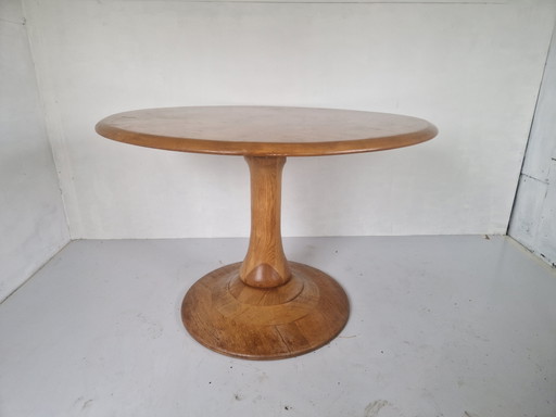 Mesa de madera maciza con pie de tulipán
