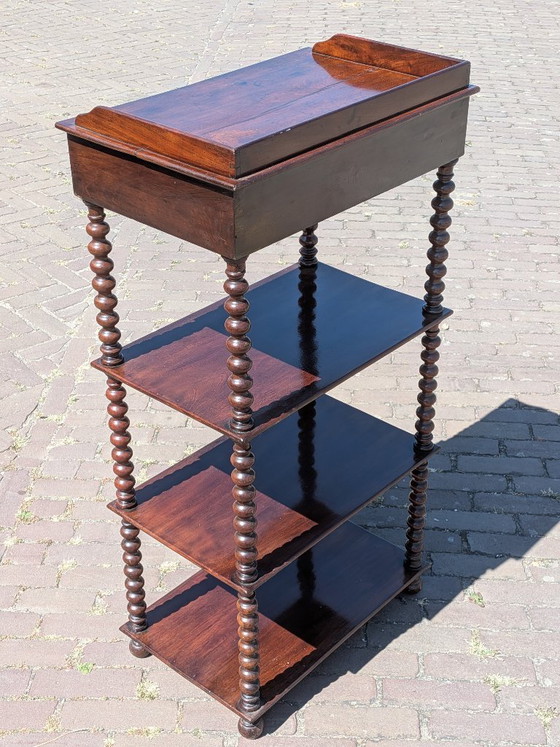 Antieke Victoriaanse etagère met 4 etages en gedraaide spoelversiering. – Boekenkasten, Wood (photo 12 of 14)